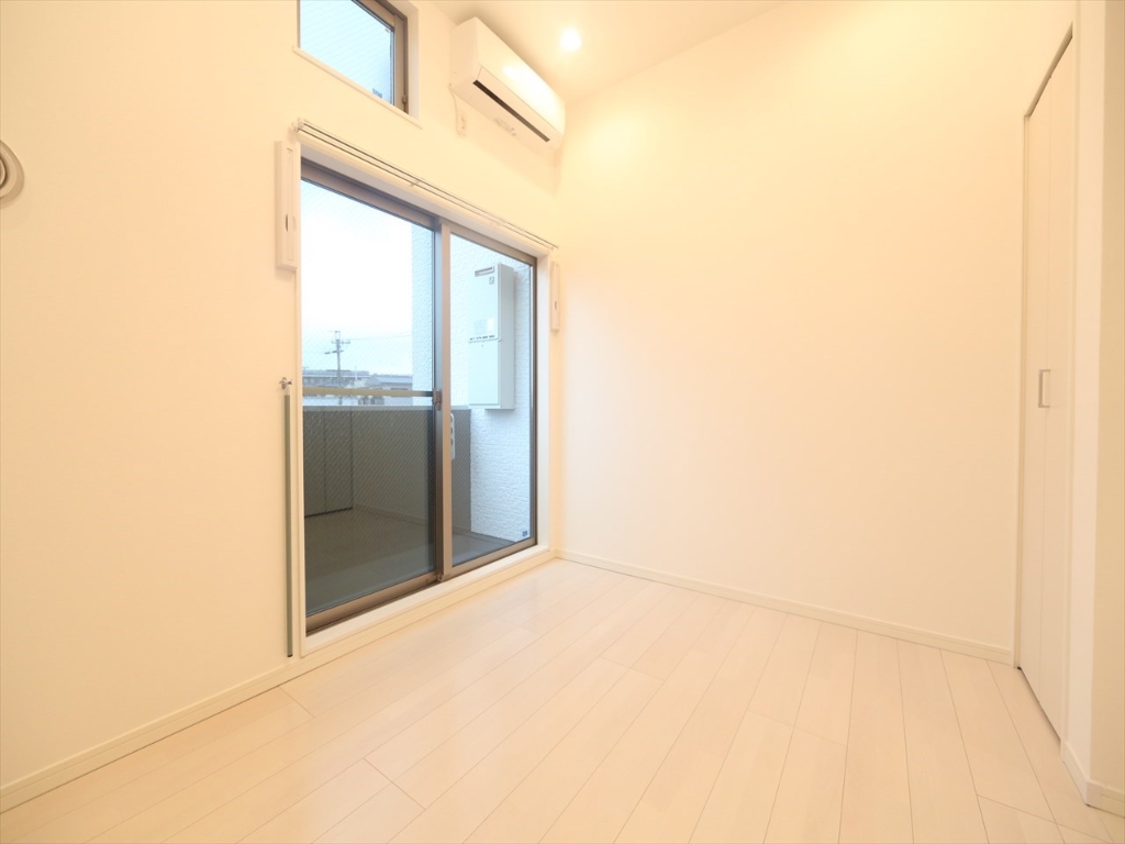 バルコニー　洋室5.9帖　上段ロフト5.8帖（収納でも部屋でも使えます）