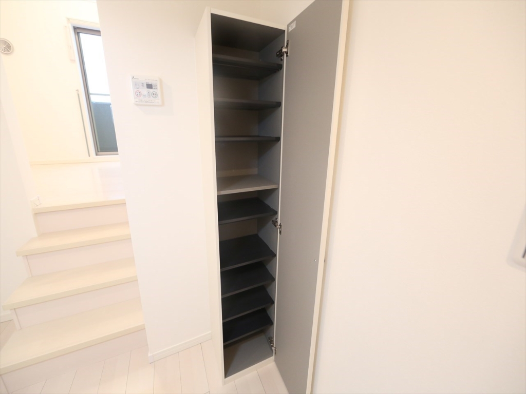 玄関　玄関　シューズボックス付（収納充実してます）