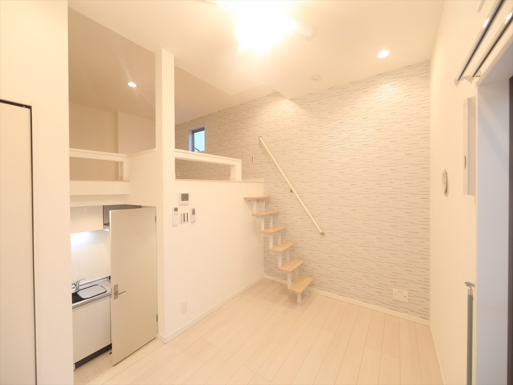 居室・リビング　洋室5.9帖　上段ロフト5.8帖（収納でも部屋でも使えます）