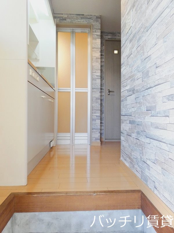 玄関　別号室タイプの為、現状を優先致します。