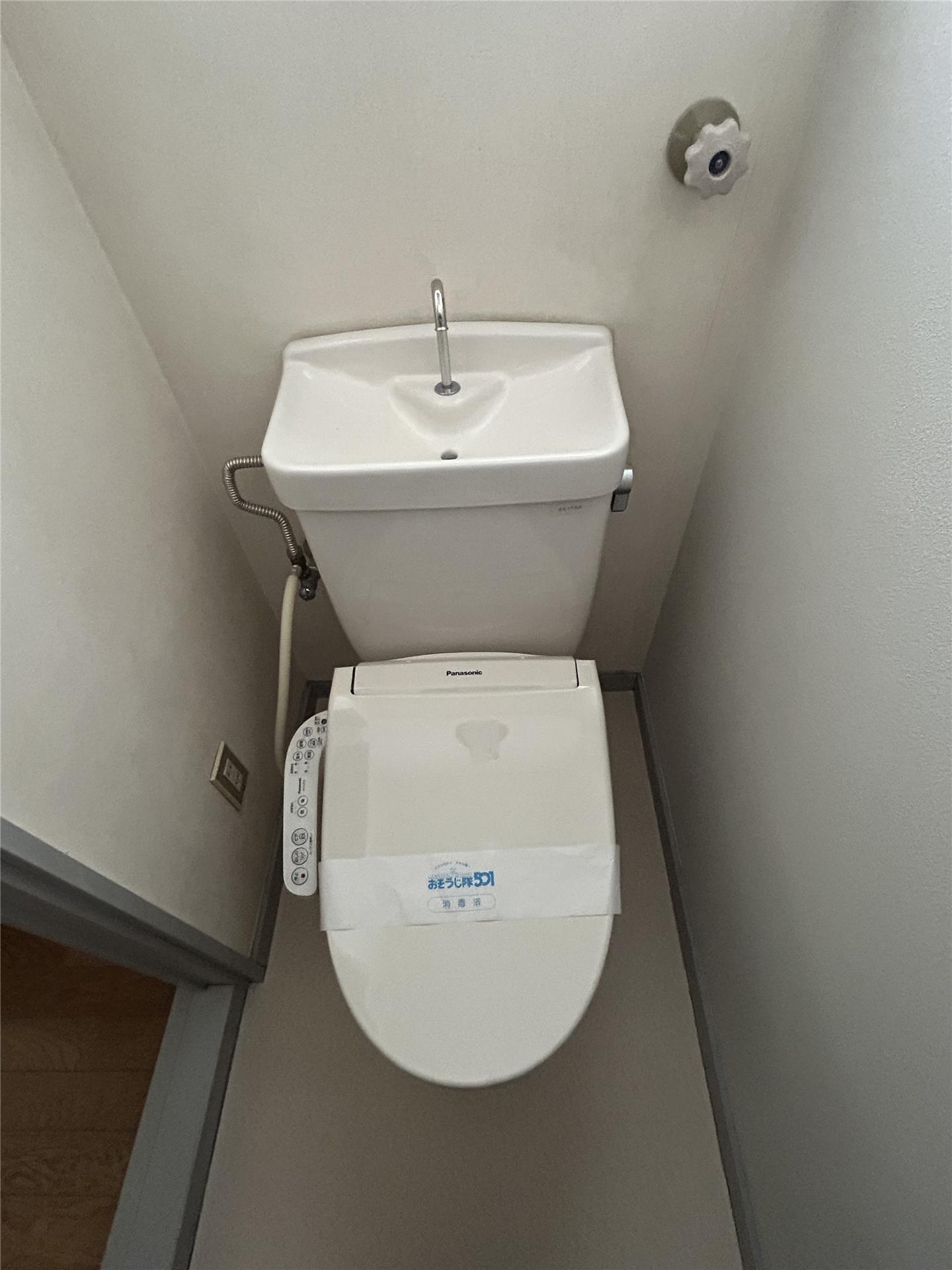 トイレ　写真は同タイプ別室です