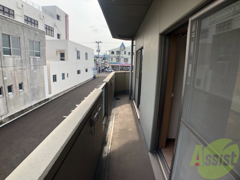 バルコニー　バルコニー。洗濯物がはかどりそうな広さがありますよ。