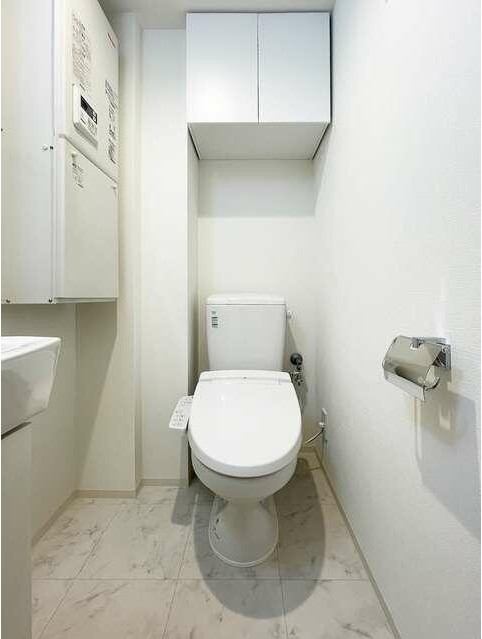 トイレ　便利な上部棚付き♪