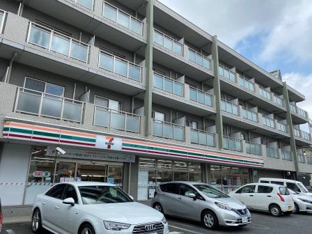 コンビニ　セブンイレブン（コンビニ）まで585m