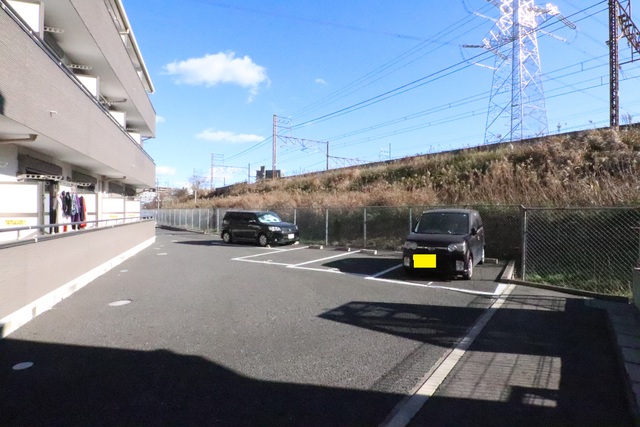 駐車場　【空要確認】物件専用駐車場