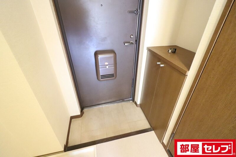 玄関　※３０３号室内装写真参照