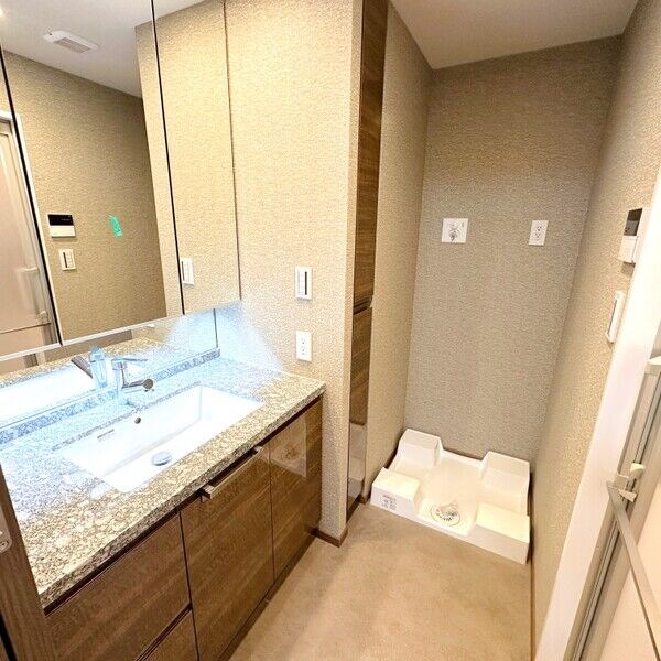 洗面設備　脱衣所　独立洗面台（シャンプードレッサー付）収納スペース有