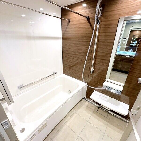 バス・シャワールーム　浴室暖房乾燥機付　追い焚き・オートバス機能付お風呂