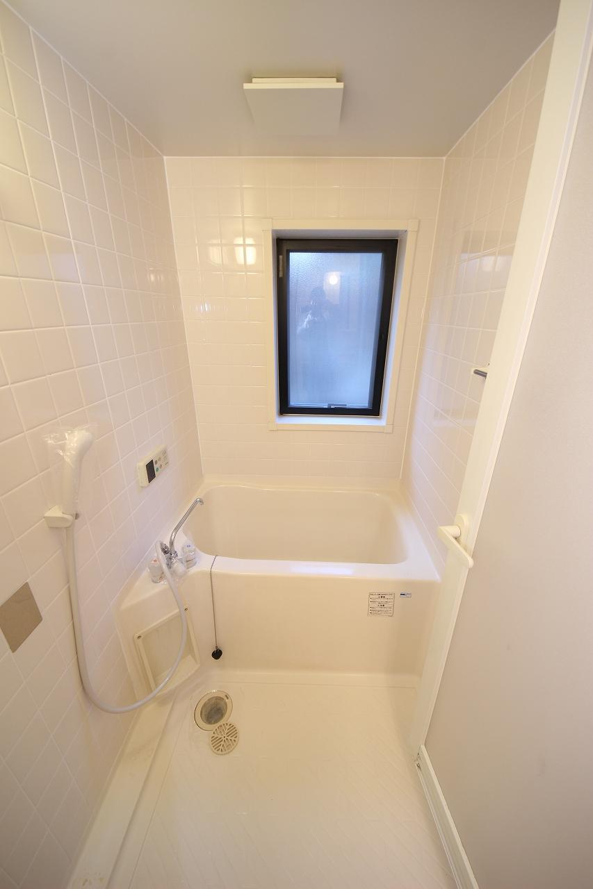 バス・シャワールーム　窓が付いていて換気がしやすいです