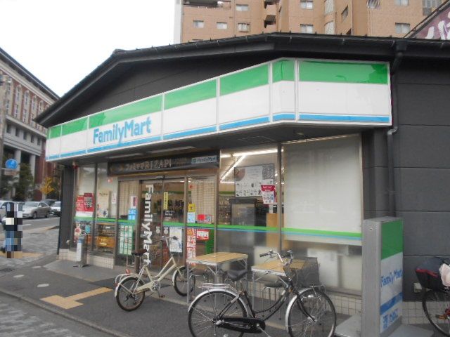 コンビニ　ファミリーマート千本三条店（コンビニ）まで390m