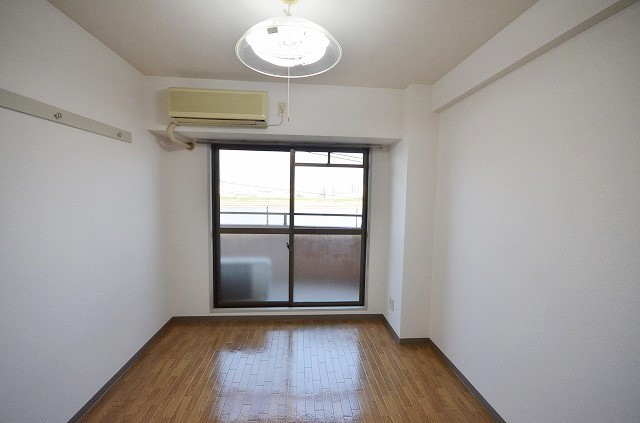 居室・リビング　同物件、別号室