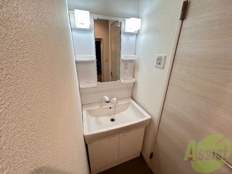 洗面設備　洗面台はシンプルなつくりで手入れがしやすそうですね。