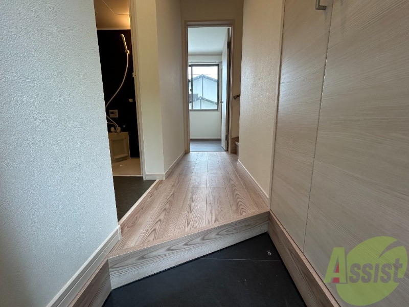 玄関　玄関から撮影しました。明るい印象ですね。