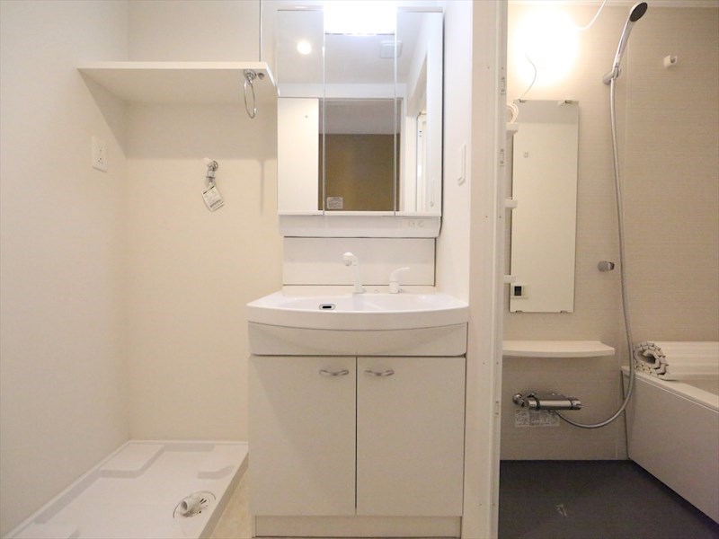 洗面設備　脱衣所　独立洗面台（シャンプードレッサー付）収納スペース有