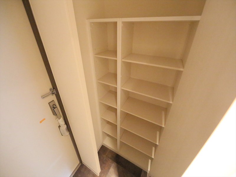 玄関　玄関　シューズクローク付（収納充実してます）