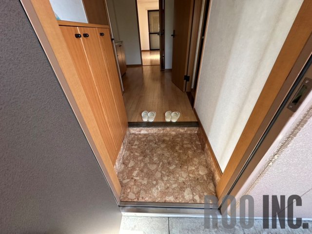 玄関　写真は反転のお部屋です