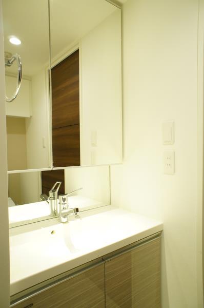 洗面設備　ゆったりとスペースのある洗面所
