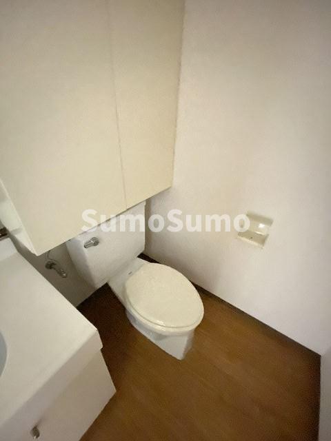 トイレ　落ち着いた色調のトイレです