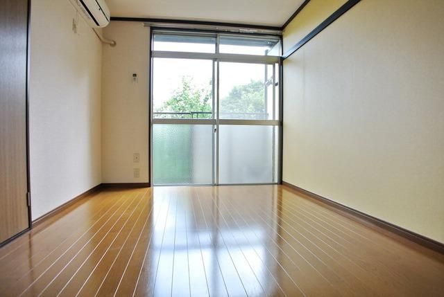 居室・リビング　☆明るい洋室☆