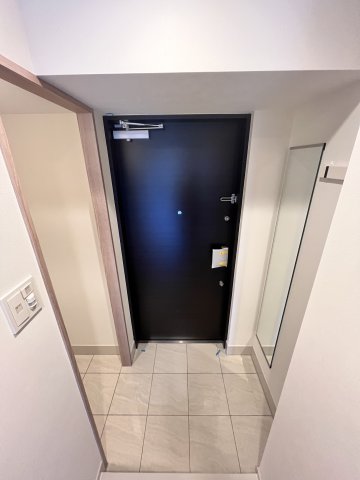 玄関　※別号室の参考写真です(現況優先・仕様違いの場合あり)