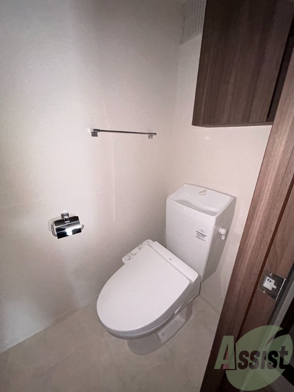 トイレ　トイレは便利なウォッシュレット機能付きです。