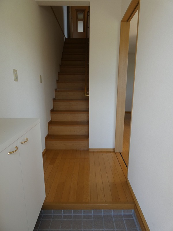 玄関　※間取りが反転タイプのお部屋のお写真です。