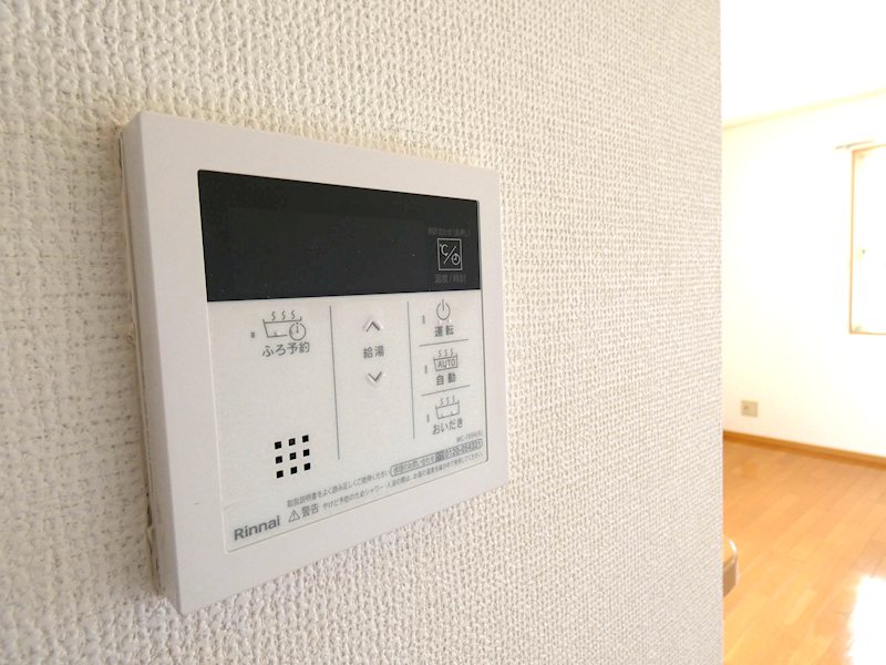 その他設備　給湯器リモコン※間取りが反転タイプのお部屋のお写真です。