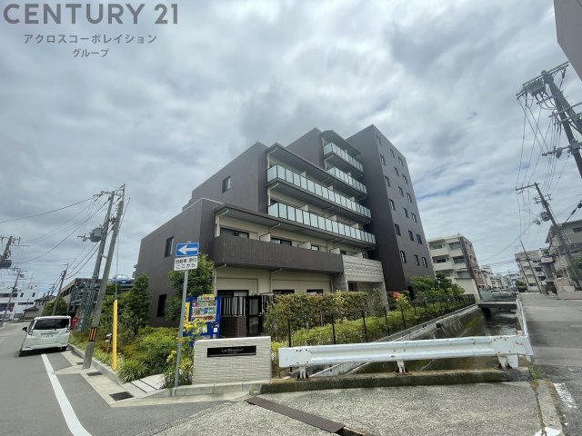 建物外観　オートロック・防犯カメラ付きで安心♪