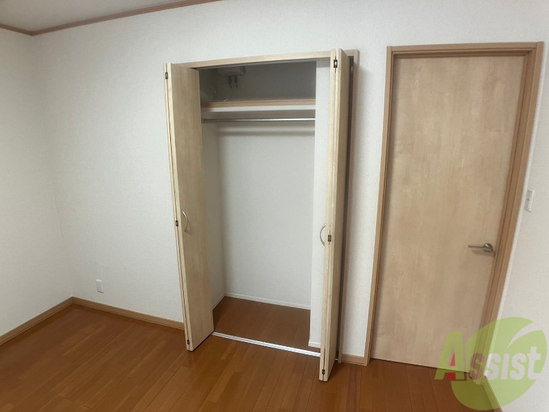 収納　クローゼットは奥行きもあり、荷物が多い方でも安心です。