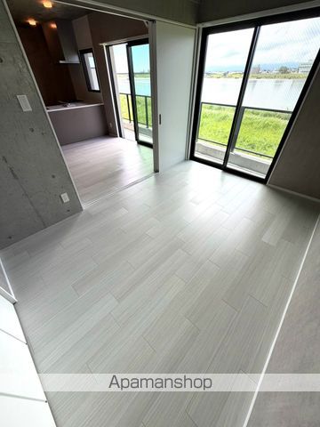 ＪＲ日豊本線 宮崎駅 徒歩22分 5階建 新築の居間写真