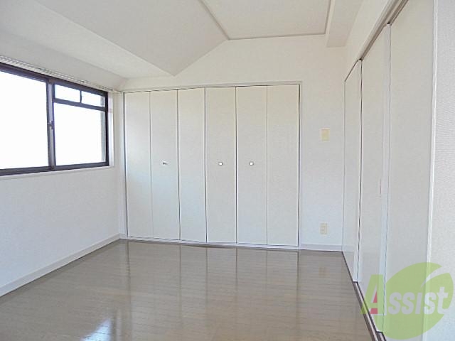 その他部屋・スペース　窓が大きく陽当りがとてもいいです。白をモチーフにした部屋！