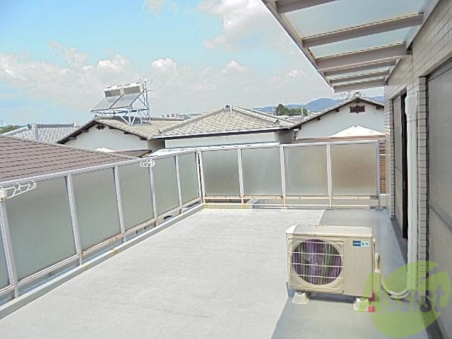 バルコニー　陽当り○雨が降っても屋根があるので雨の日でも洗濯物ができる