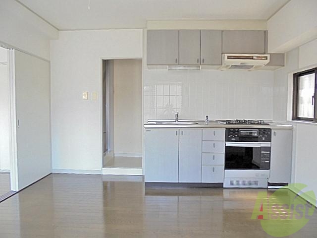居室・リビング　白色の壁なので部屋がとても広く感じますシステムキッチン付き