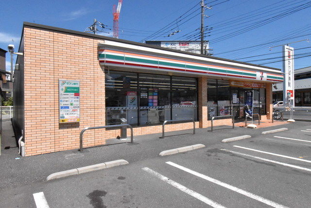 コンビニ　セブンイレブン越谷大里東店（コンビニ）まで819m