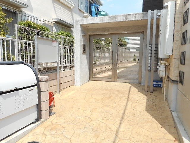 エントランス　落ち着いたエントランスです