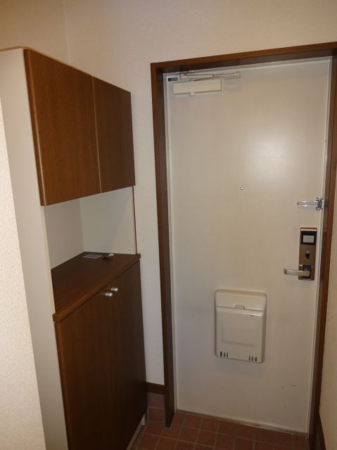 玄関　下駄箱付き