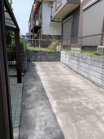 駐車場　1台付き