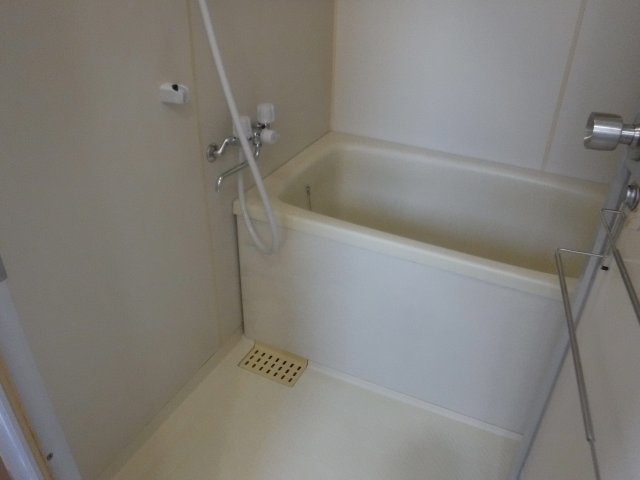 バス・シャワールーム　間取り反転のお部屋の参考写真となります。