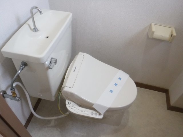 トイレ　間取り反転のお部屋の参考写真となります。