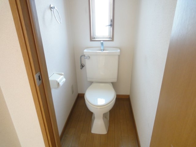 トイレ　同物件別号室の写真です。