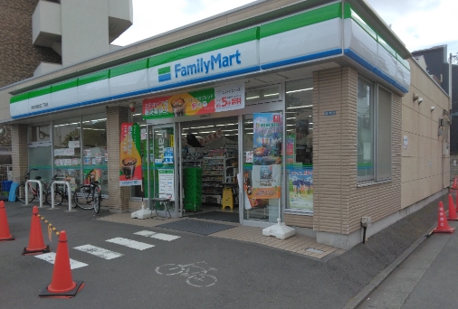 コンビニ　ファミリーマート川崎大師駅前二丁目店（コンビニ）まで108m