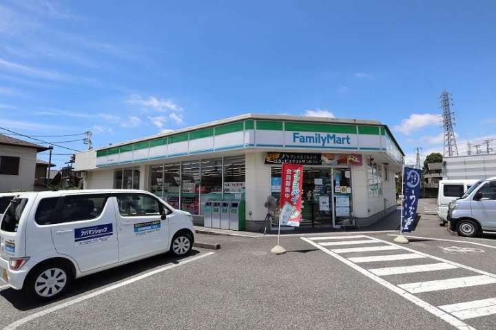 コンビニ　ファミリーマート（コンビニ）まで655m