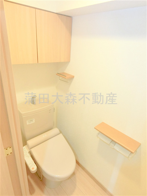 トイレ　吊り戸棚と温水洗浄便座付きNおトイレ