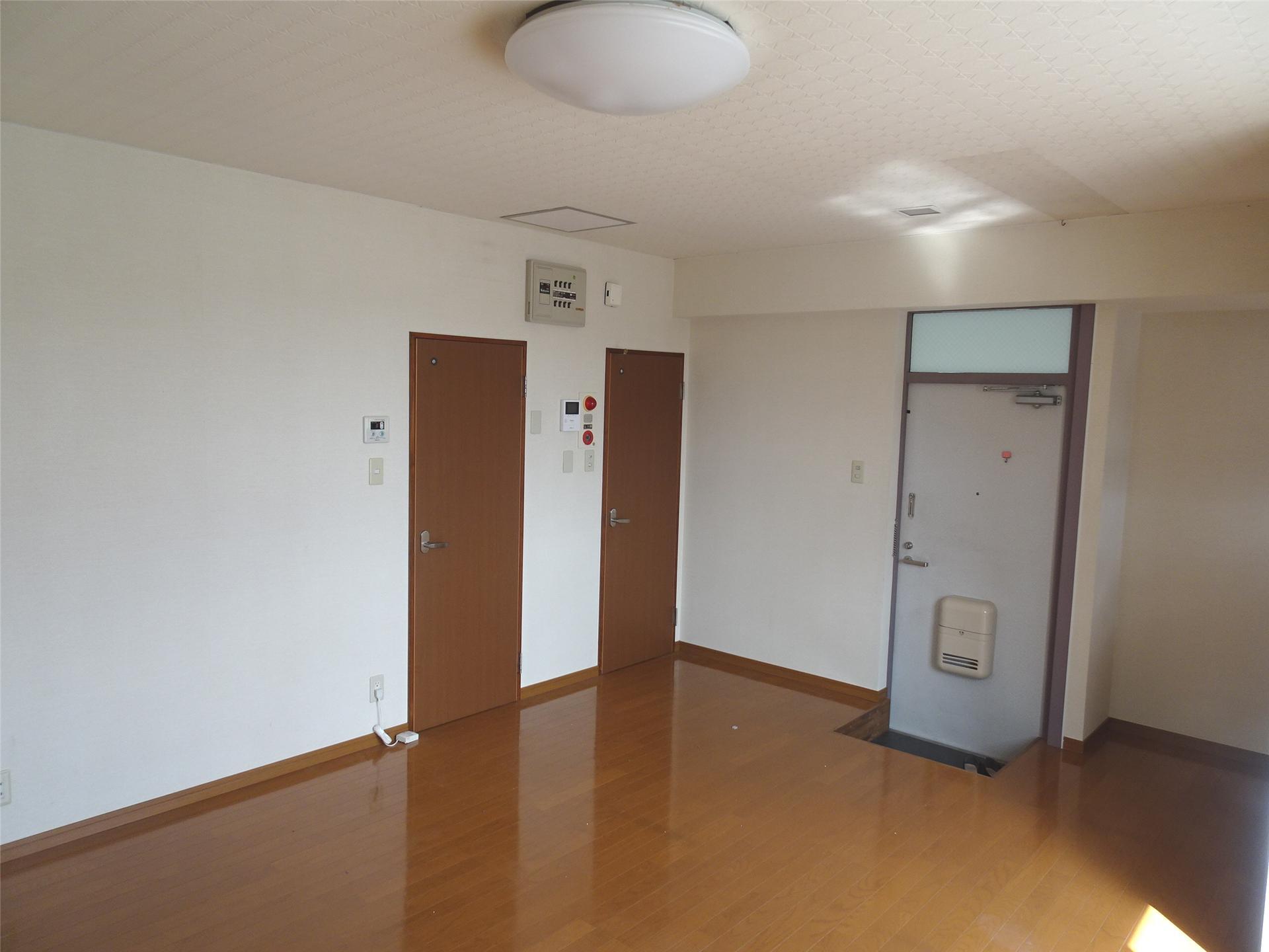 玄関　玄関ドアには郵便受けもございます