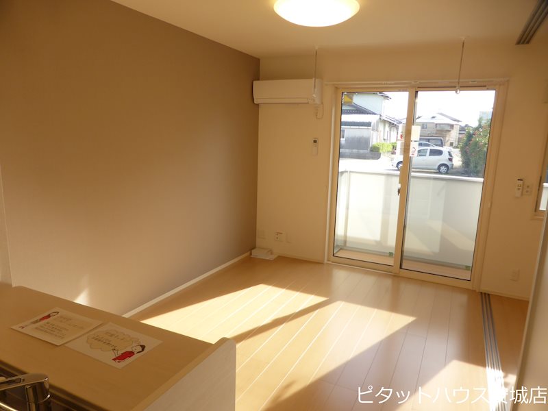 居室・リビング　同物件別部屋