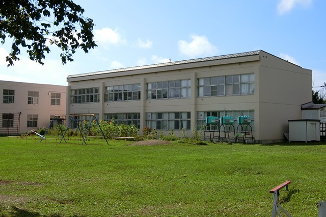 小学校　江別市立大麻東小学校（小学校）まで544m