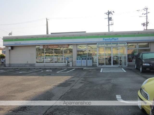 コンビニ　ファミリーマート（コンビニ）まで800m