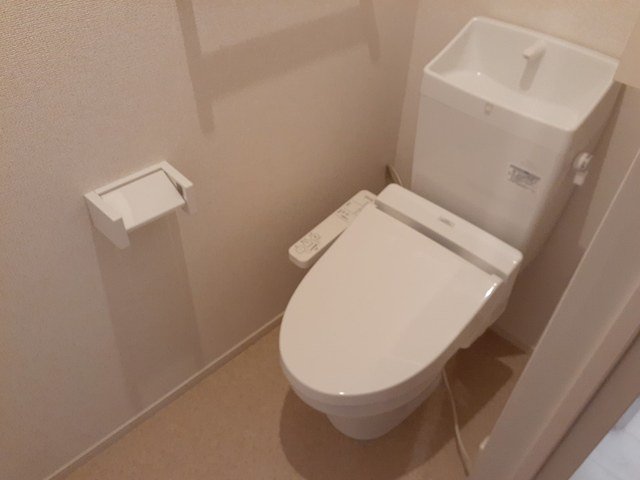 トイレ　落ち着いた色調のトイレです
