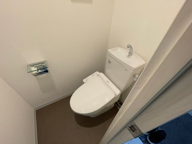 トイレ　イメージとして同マンション他部屋を表示しています