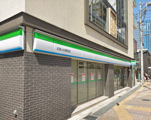 コンビニ　ファミリーマート（コンビニ）まで302m